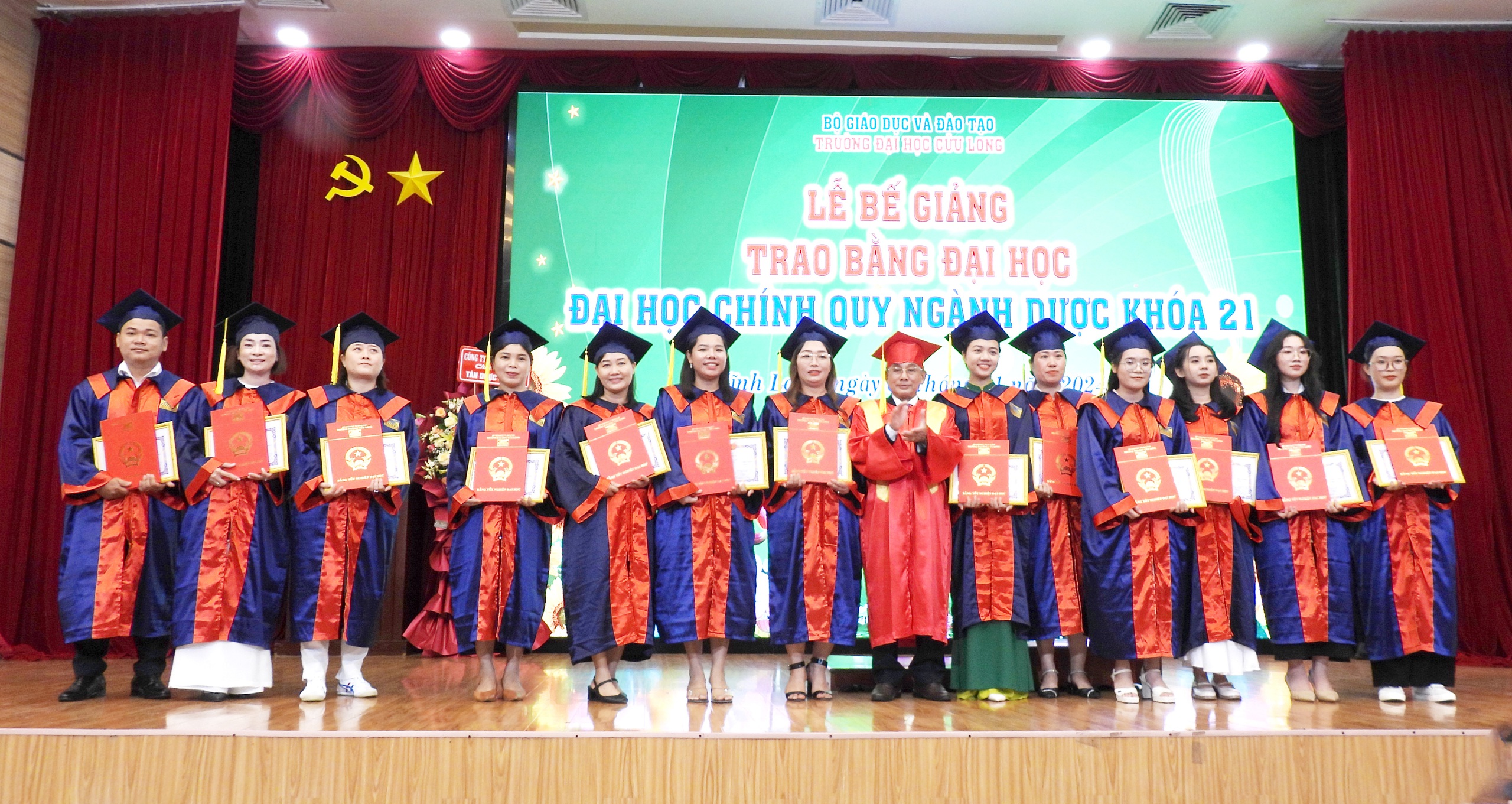 Trường ĐH Cửu Long trao bằng tốt nghiệp cho nhiều tân cử nhân Lào, Campuchia- Ảnh 2.